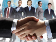 Wir machen Sie fit für internationale Geschäfte, Hand drauf! (Foto: Sergey Nivens, Fotolia.com)